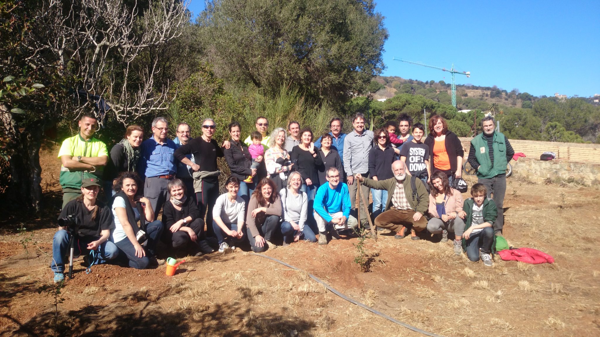 Grup de participants a la plantada del Parc del castell de l'Oreneta